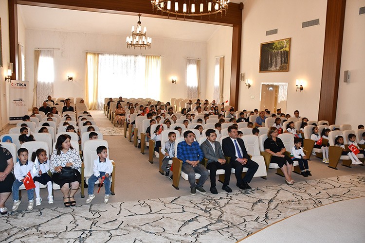 Azerbaycan'da 500 ilköğretim öğrencisine okul malzemesi desteği