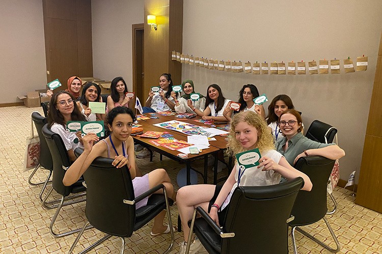 Geleceğin liderlerini Kuşadası'ndaki yaz kampında ağırlıyor