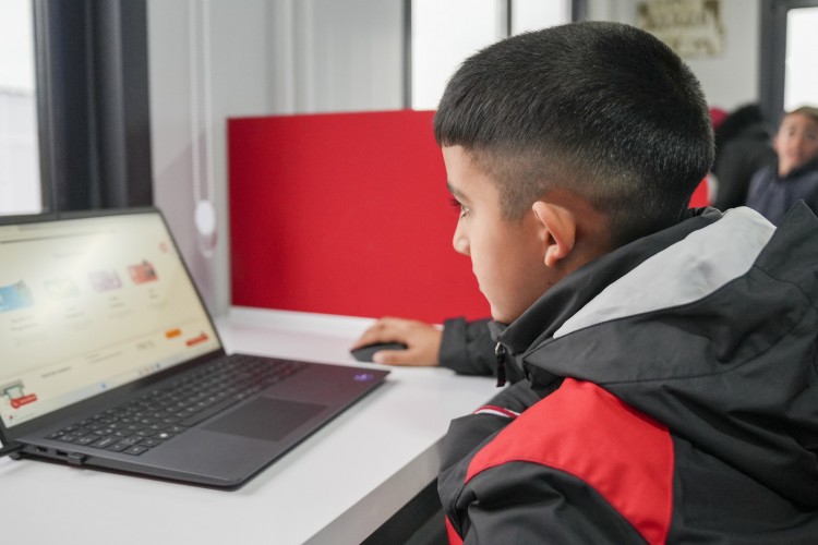 Türk Telekom ve Kızılay'ın deprem bölgesindeki öğrencilere eğitim ve teknoloji desteği büyüyor