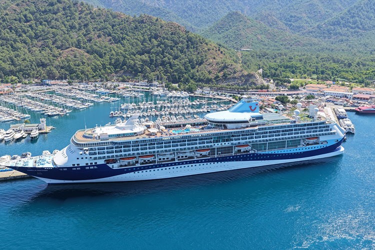 "Marella Discovery" kruvaziyeri Marmaris'e 1750 turistle geldi