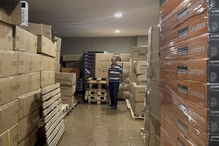 Sultanbeyli'de elektronik eşya deposu sular içinde kaldı