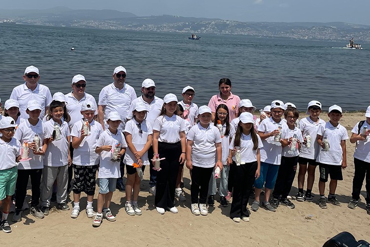 Hayat Holding'in şirketleri Hayat Kimya ve Limaş Kocaeli sahilinde 2.1 ton atık topladı