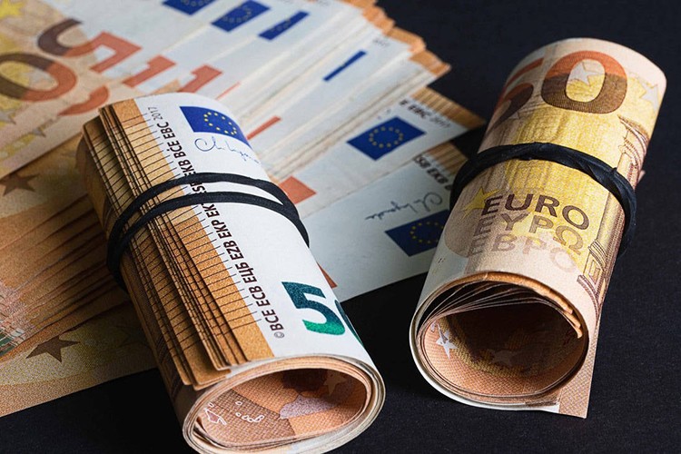 Almanya'da saatlik asgari ücret 2027'ye kadar 14,60 avroya yükselecek