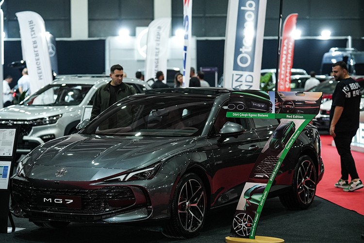 İzmir'de Motorlu Araçlar Fuarı kapılarını açtı
