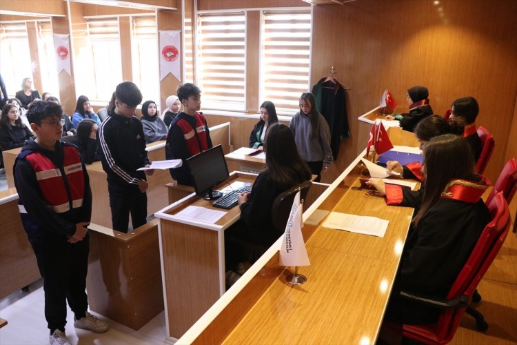 Zabıt katibi yetiştiren lise bin mezun verdi