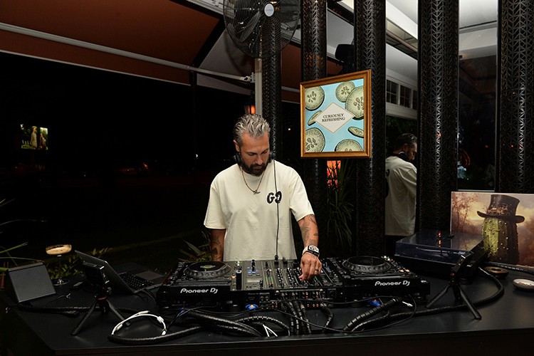 Caddebostan sahilinde şehre dönüşün en iddialı adresi