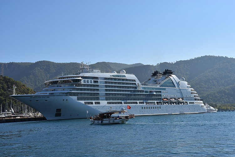 "Seabourn Encore" Marmaris Limanı'na demirledi