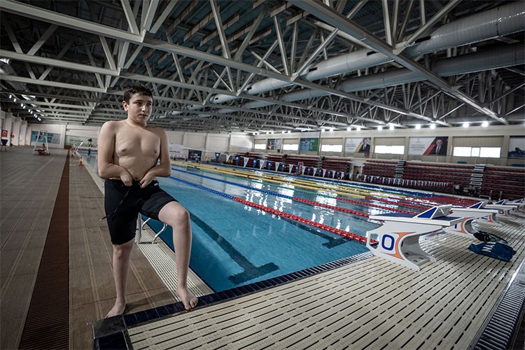 Engelli Eyüp eğlence için girdiği havuzda milli sporcu olma yolunda