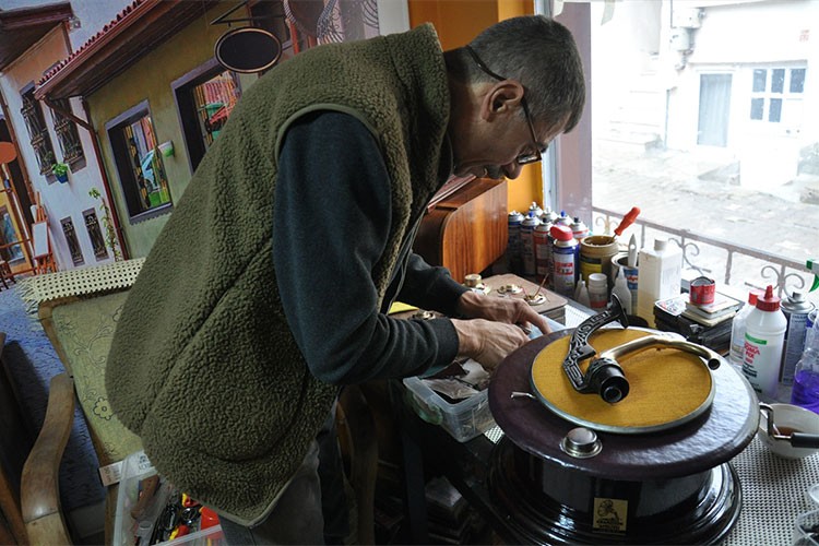 Antika dükkanında eski gramofonların ömrünü uzatıyor