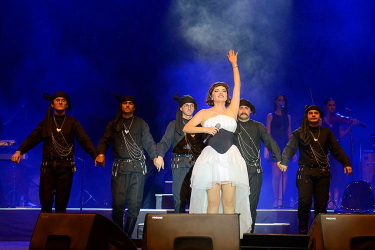 Sahnede horon ekibiyle dans etti