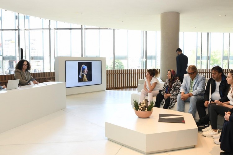 Türk Telekom Engelliler Haftası'nda AKM'de Tablolara Ses Verdi
