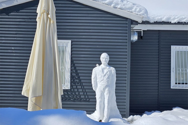 Emekli öğretmen kardan Atatürk heykeli yaptı