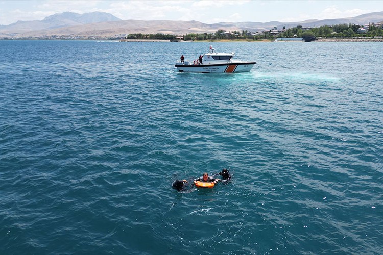 Sahil Güvenlik ekipleri Van Gölü'nde 24 saat görev yapıyor