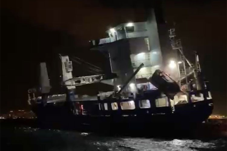 Mersin'de yan yatan gemide tahliye başladı