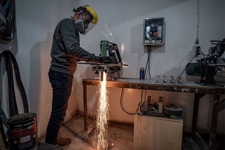 İnternetten öğrendiği bıçakçılık mesleği oldu