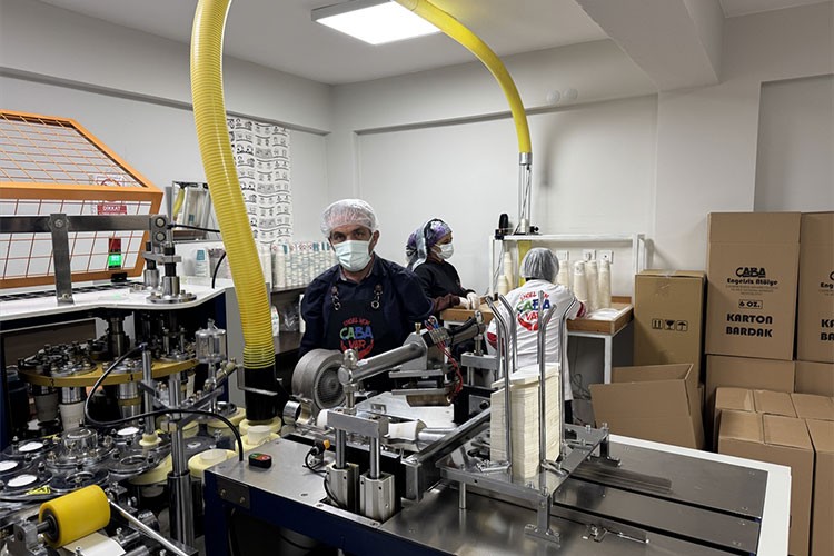 Engelli bireyler ayda 400 bin karton bardak üretiyor