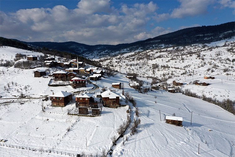 Kastamonu'nun karla buluşan ahşap evleri havadan görüntülendi