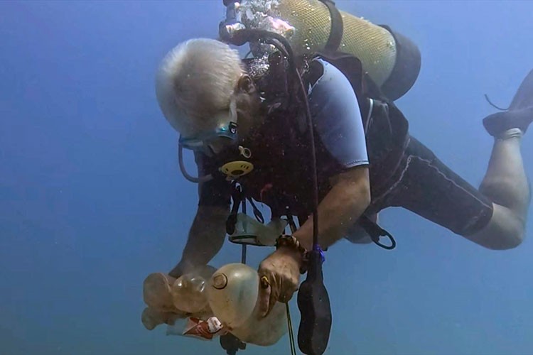 Dalış yapan Prof. Dr. Gökoğlu, plastik şişeleri topladı