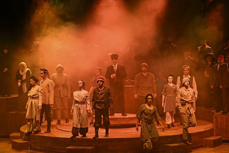 "Cumhuriyete Doğru" tiyatro oyunu 9 ilde 12 kez perde açtı