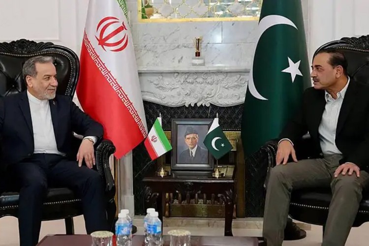 Arakçi Pakistan'da, ABD heyeti İslamabad'a gidiyor