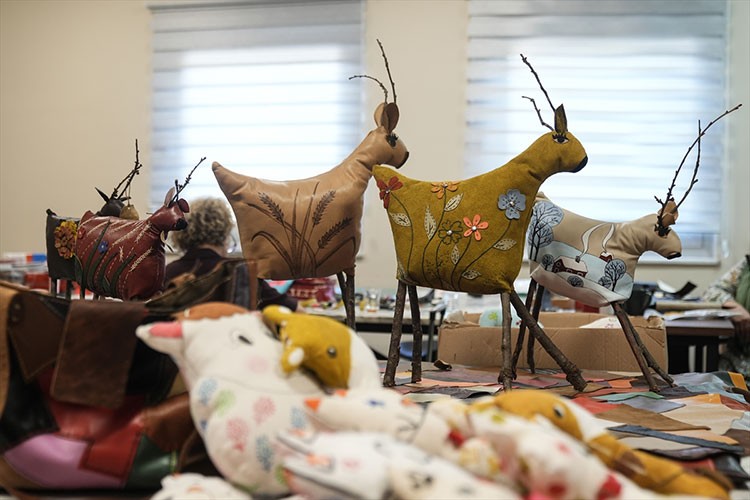 Atık kumaşlar özgün tasarımlara dönüşüyor