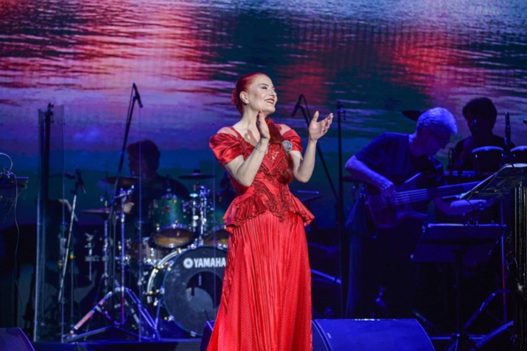 Candan Erçetin Harbiye'yi yıktı geçti