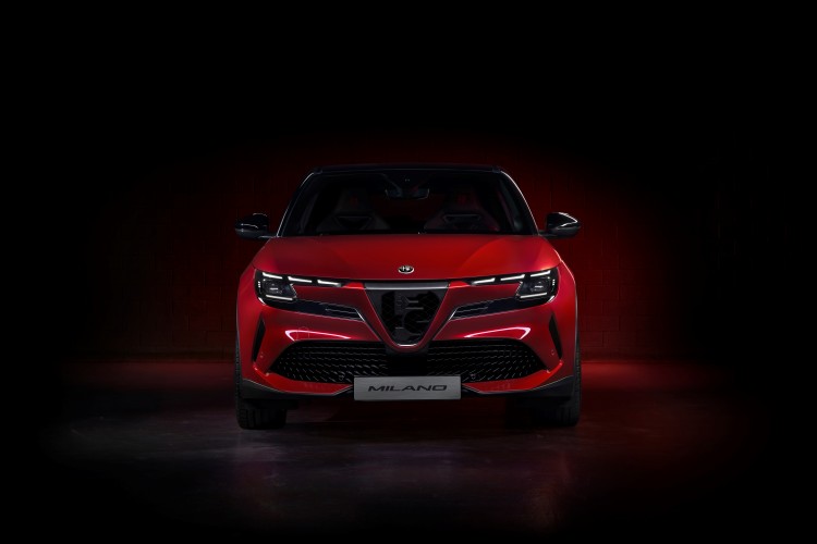 Yeni Alfa Romeo MILANO: Sportiflik Kompakt Segmente Taşınıyor