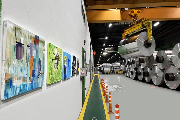 Genç sanatçıların eserlerini üretim tesislerine taşıdı