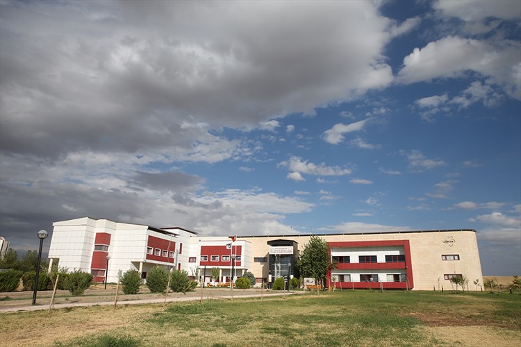 Numunelerin analizini yapan akademisyenler üniversiteye gelir sağlıyor