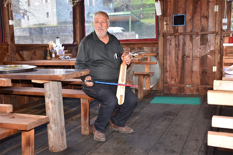 Kemençe yapımına 55 yıldır devam ediyor