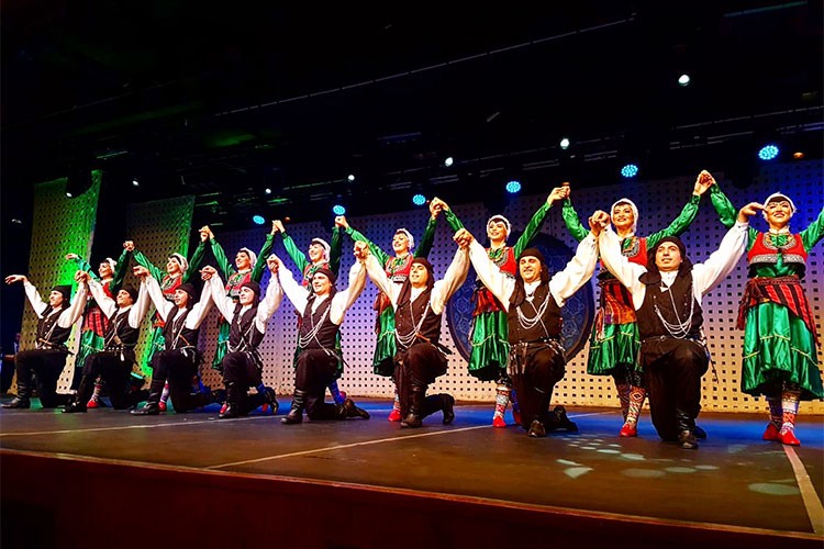 Bizim renklerimiz dans gösterisi AKM'de