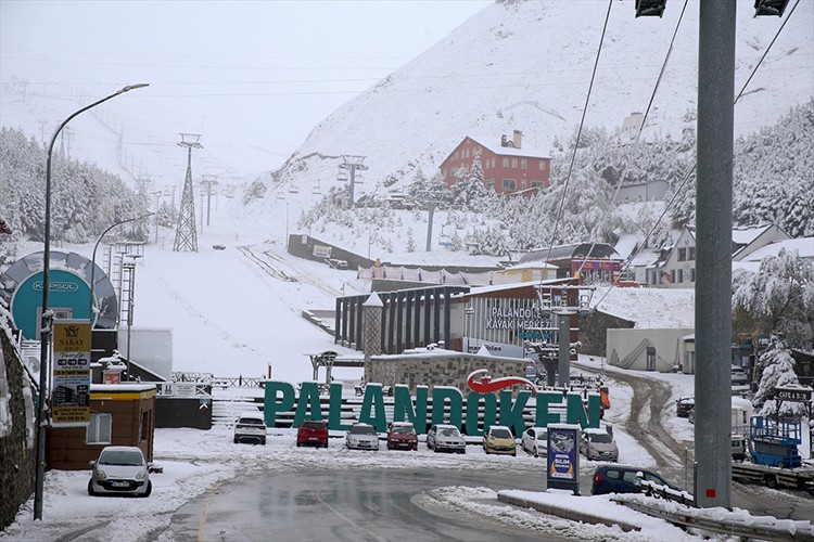 Erzurum'a ekim ayı ortasında yağan kar turizmcileri umutlandırdı