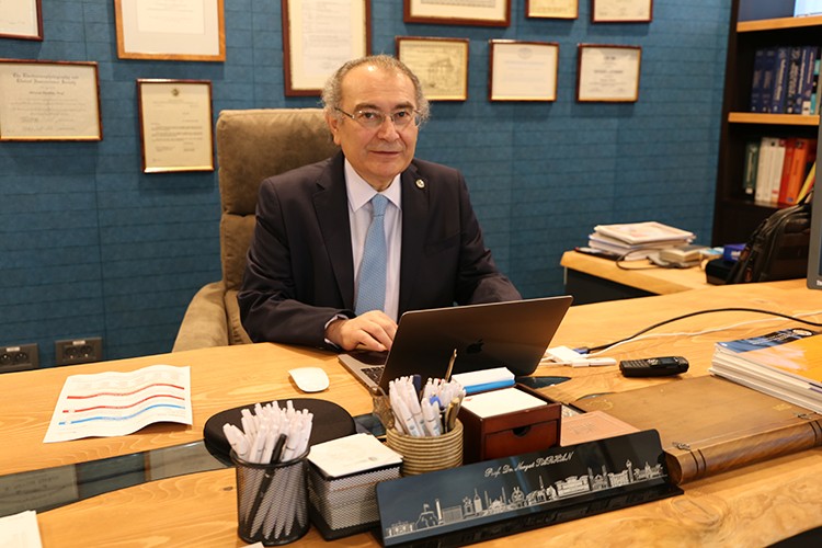 Ergenlerden kırk yaşında insan olgunluğunu bekleyemeyiz