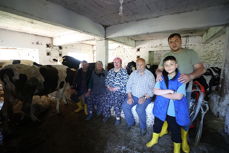 Köyüne dönen aile devlet desteğiyle hayvancılığa başladı