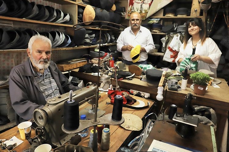 3 kuşak aynı tezgahta kasket üretiyor