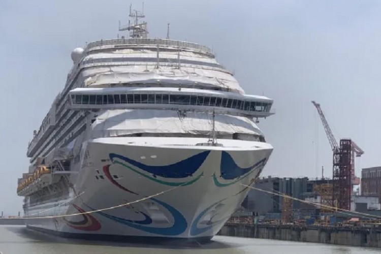 Çin'in ilk yerli yolcu gemisi tersaneden çıkarıldı