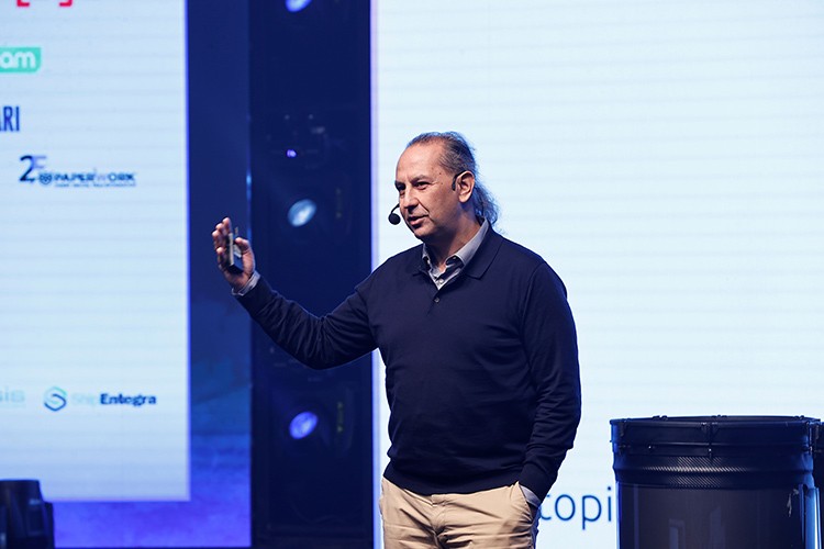 Geleceğin dijital dünyasının fotografını çekti