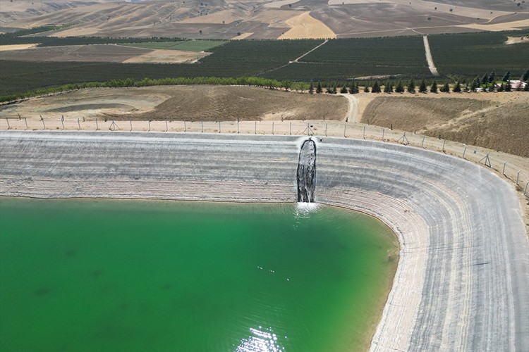 Niğde'de elma bahçelerinde kuraklığa karşı havuzlu önlem