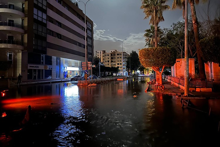 İskenderun'da lodos hayatı olumsuz etkiledi