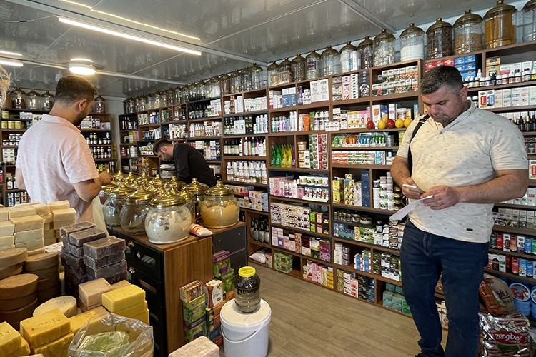 İş yerleri yıkılan esnaf konteynerde ticarete devam ediyor