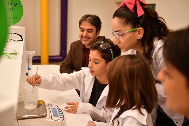 Miniklere Ar-Ge Merkezi'nde farmakoloji deneyimi