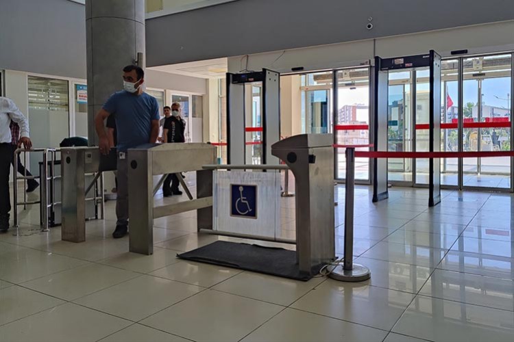 Sağlıkta şiddete karşı hastanelere metal kapı dedektörü