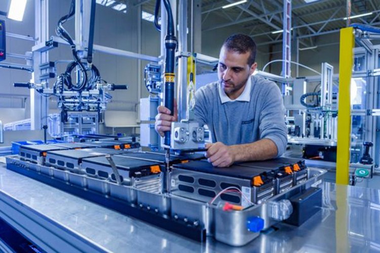 AB'de sanayi üretimi nisanda yüzde 2,4 azaldı