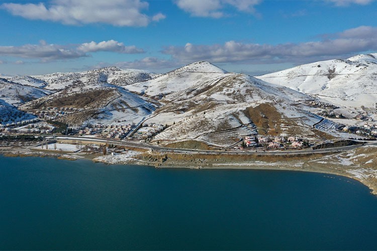 Hazar Gölü ziyaretçilerine huzur veriyor