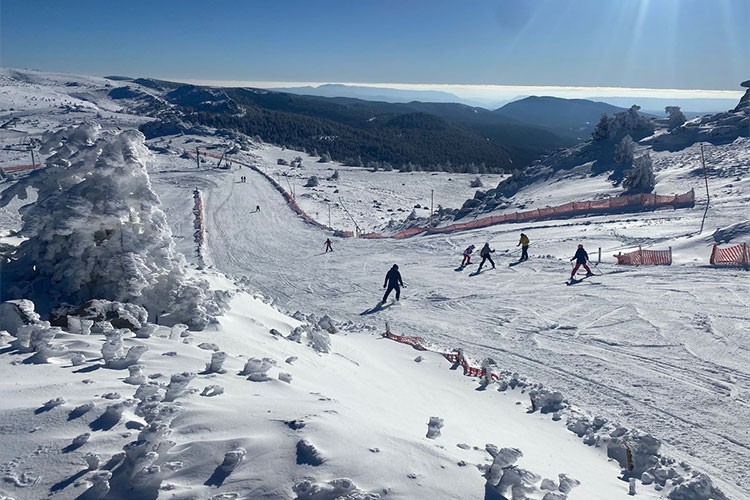 Kartalkaya hafta sonunda kayakseverlerin ilgisiyle karşılaştı