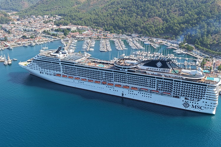 "MSC Divina" kruvaziyeri Marmaris'e 4 bin 140 turist getirdi