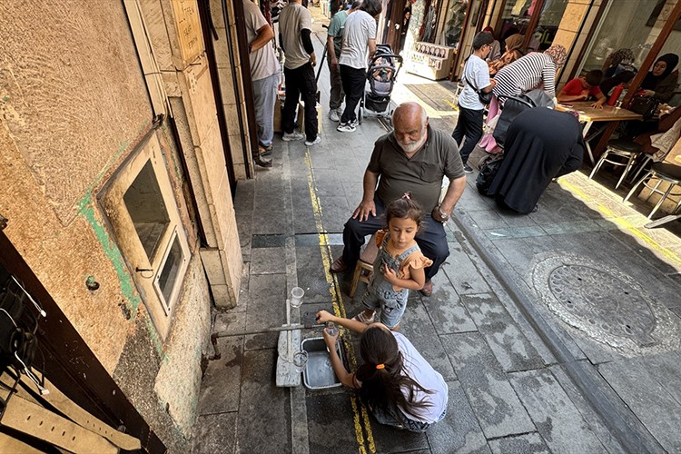 2 asırlık taş oyma sebilin soğuk su geleneğini sürdürüyor