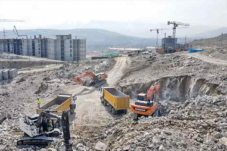 Malatya'da yapılacak kalıcı konutlar için ilk kazma vuruldu