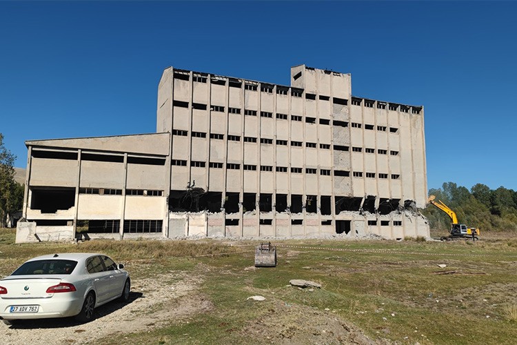 Bitlis'te atıl durumdaki 6 katlı binanın yıkımı yapıldı