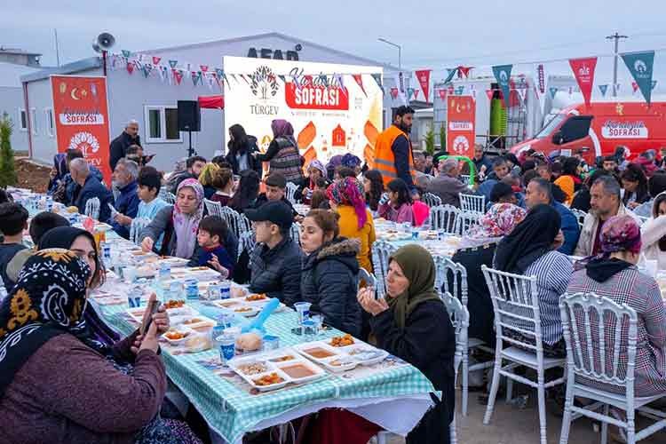 TÜRGEV "Kardeşlik Sofrası" depremzedeler için İslahiye'de kuruldu